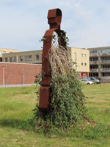 915095 Afbeelding van een plantengeleider van cortenstaal in de vorm van een mens begroeid met klimop, op een plantsoen ...